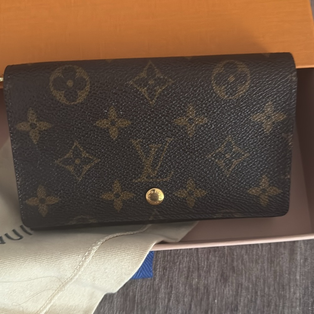 Louis Vuitton Brown Monogram Wallet -Authentic - Picture 2 of 15